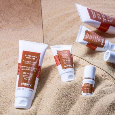 Super Soin Solaire - Silky Body Cream SPF 30 SOLAIRES SUPER SOIN BODY SPF30 200ML protects skin from photo-aging.