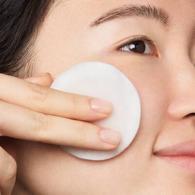 Kiehl's Daily Refining Milk-Peel Toner 200ml applied for glowing skin