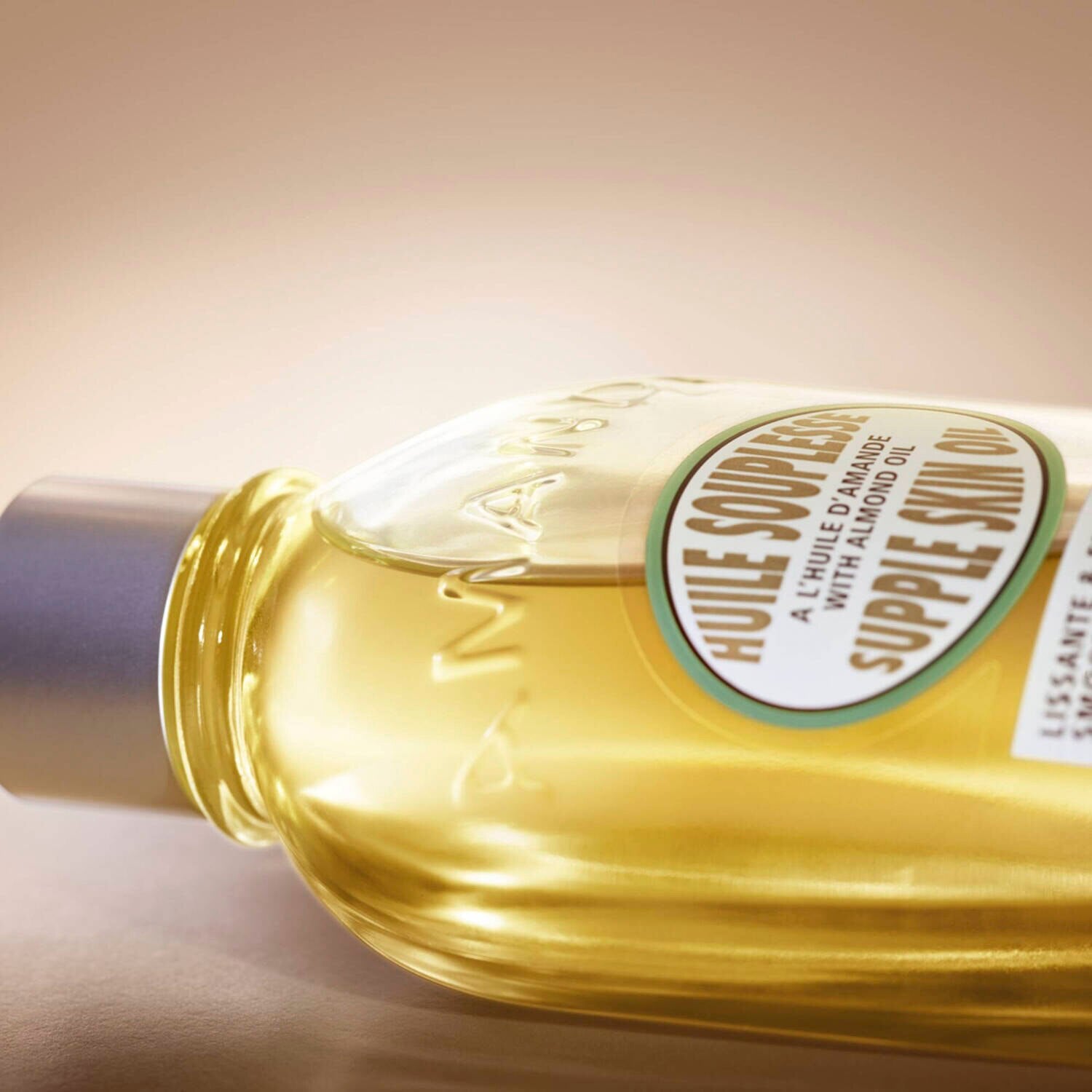 L’Occitane L'OCCITANE Almond Supple Skin Oil 100ml for hydrated glowing skin.