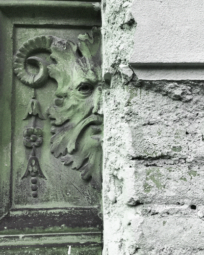 VIRIDE green character detail on textured wall, enhancing home decor.